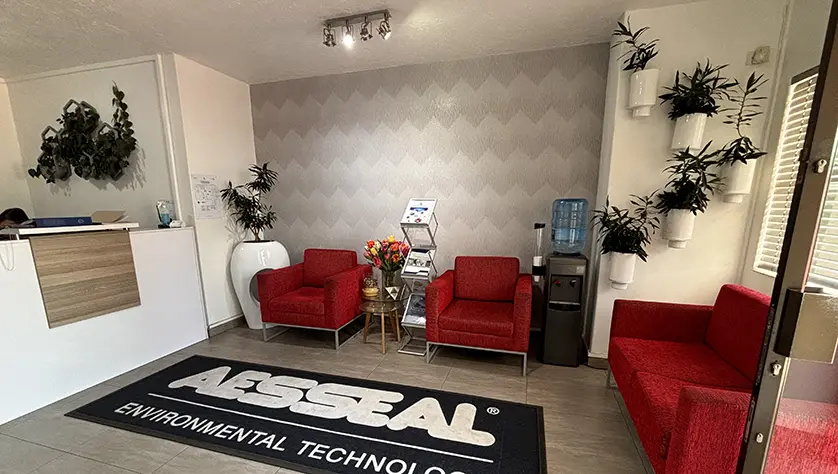 Reception room with armchairs and welcome desk.